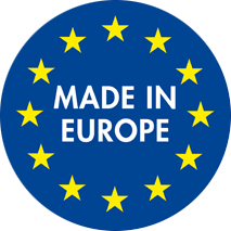 Blauer Kreis mit gelben Sternen, in der Mitte steht in weißen Großbuchstaben „MADE IN EUROPE“. Symbol für europäische Herstellung.