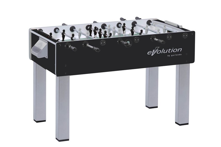 Schwarzer Tischkicker mit silbernen Beinen und weißen sowie schwarzen Spielfiguren, Modell "Evolution" von Garlando.