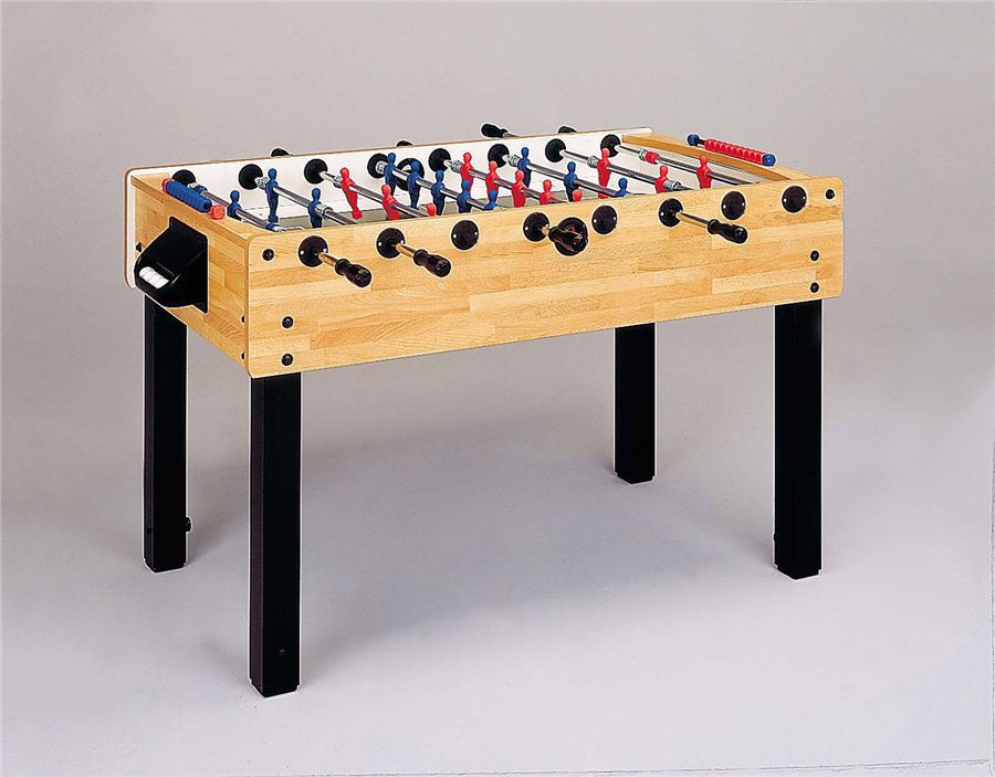 Holztischkicker mit schwarzen Beinen und Spielfiguren in Rot und Blau, bereit für ein Tischfußballspiel.