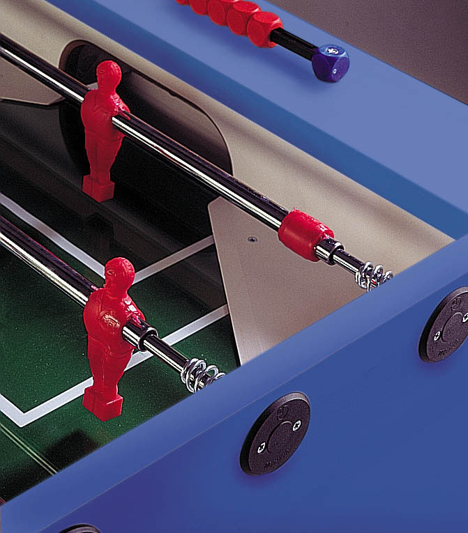 Nahaufnahme eines blauen Kickertisches mit roten Spielfiguren und Griffen, sichtbar sind Spielfeld und Metallstangen.