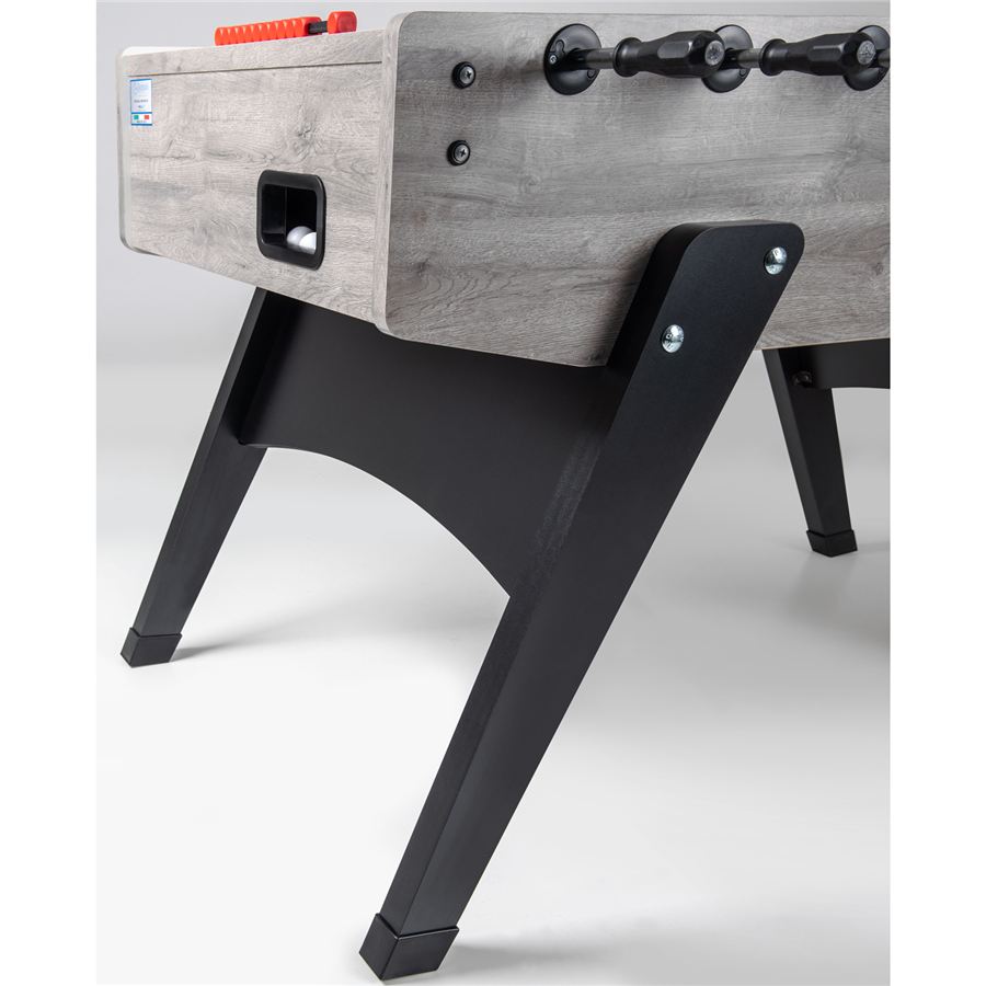Tischkicker mit grauer Holzoptik und schwarzen Beinen, Detailansicht der stabilen Konstruktion und Spielfiguren.