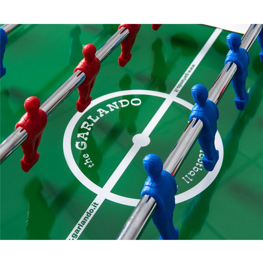 Tischfußball-Spielfeld mit roten und blauen Spielfiguren auf einem grünen Spielfeld mit dem Logo "Garlando".