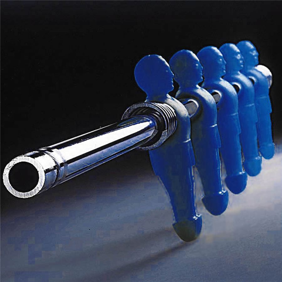 Fünf blaue Spielfiguren, die auf einem Metallstab montiert sind, in einer Reihe aufgestellt vor dunklem Hintergrund.
