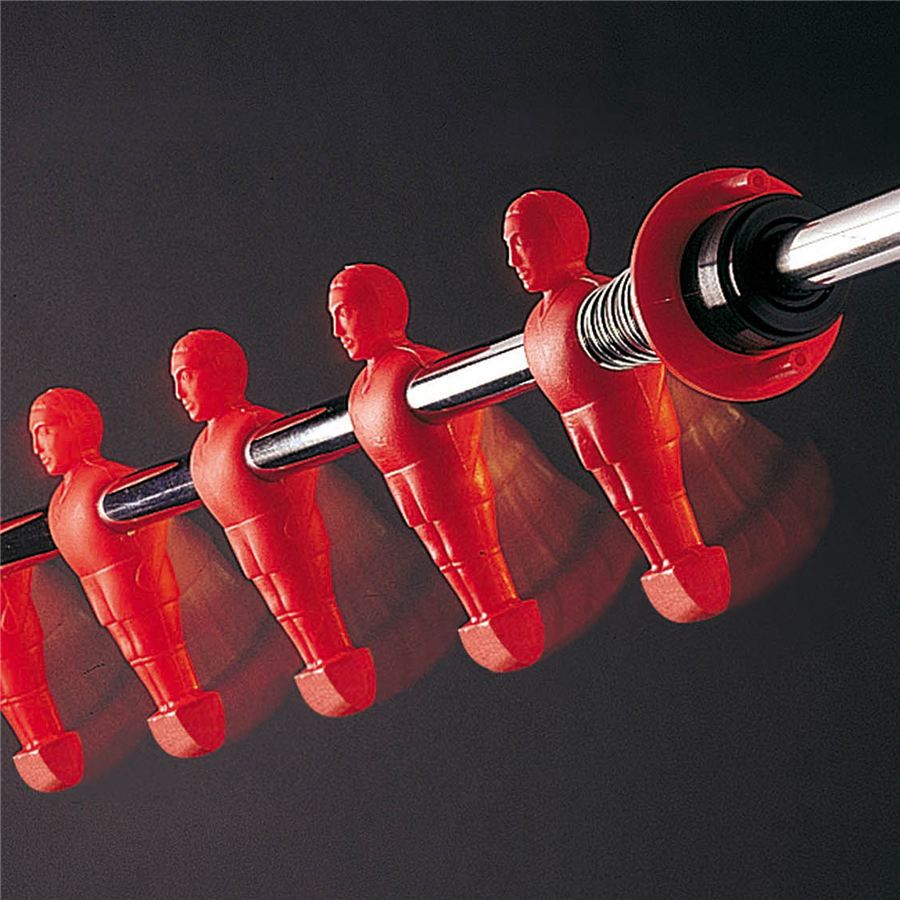 Rote Tischfußballspieler auf einer Metallstange in Bewegung, vor dunklem Hintergrund.