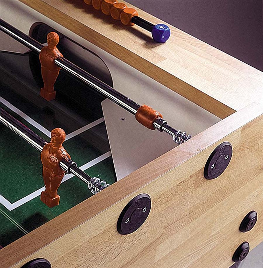 Detailaufnahme eines Kickertisches aus Holz mit zwei orangefarbenen Spielfiguren und verchromten Stangen auf grünem Spielfeld.