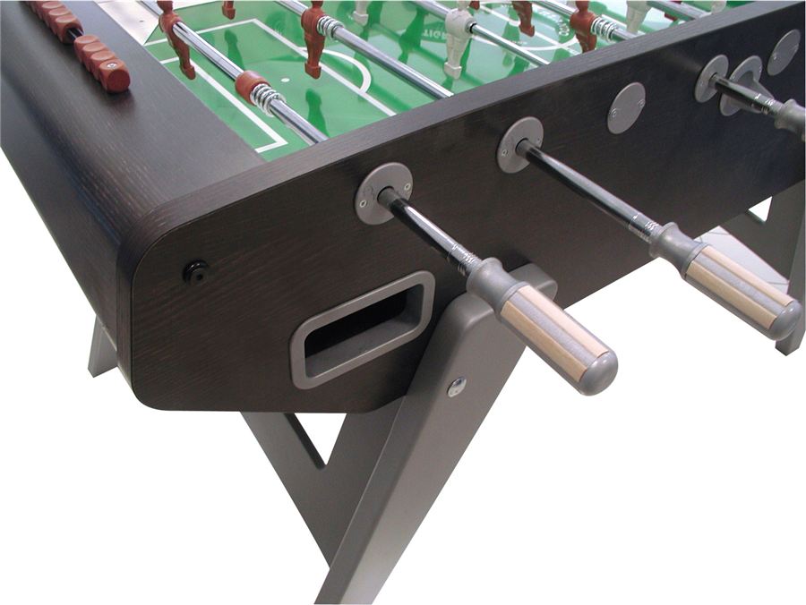 Tischkicker mit Holzgriffen und Spielfeld in Grün, zeigt detailreiche Spielfiguren und robuste Bauweise.