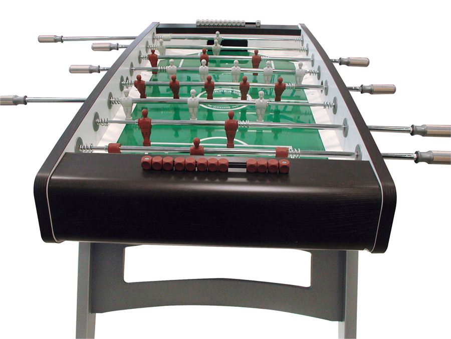 Tischfußballspiel mit grüner Spielfläche, roten und weißen Spielfiguren sowie silbernen Griffen.