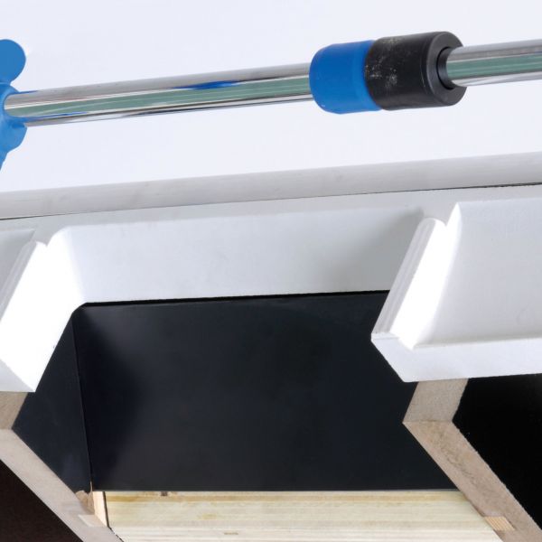 Nahaufnahme einer Metallstange mit blauen Gummigriffen, die in einer weißen Halterung aus Kunststoff oder Schaumstoff steckt.