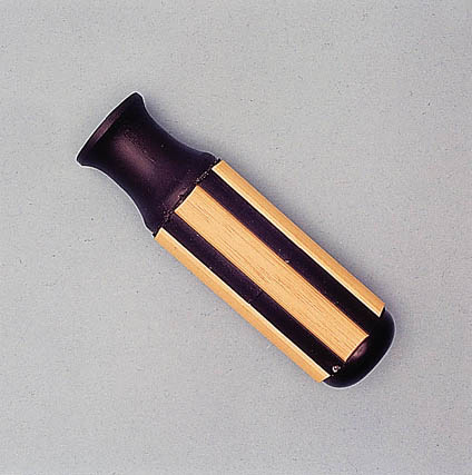 Schwarze Vase mit vertikalen, hellen Holzstreifen auf grauem Hintergrund, modernes und minimalistisches Design.