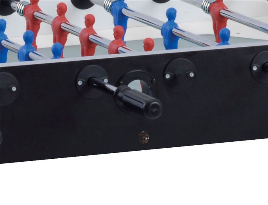 Nahaufnahme eines Tischkickers mit roten und blauen Spielfiguren auf Metallstangen und einem schwarzen Griff.