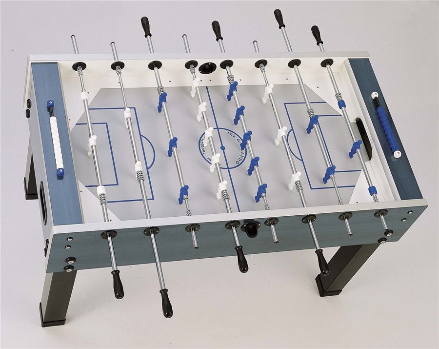 Tischkicker mit blau-weißen Spielfiguren, schwarzem Griff und Zählleisten an den Seiten, auf einem weißen Spielfeld.