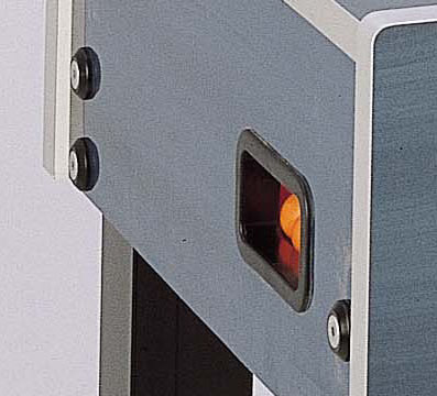 Detailansicht eines blauen Metallgehäuses mit eingelassenem Sichtfenster, durch das ein orangefarbenes Licht zu sehen ist.