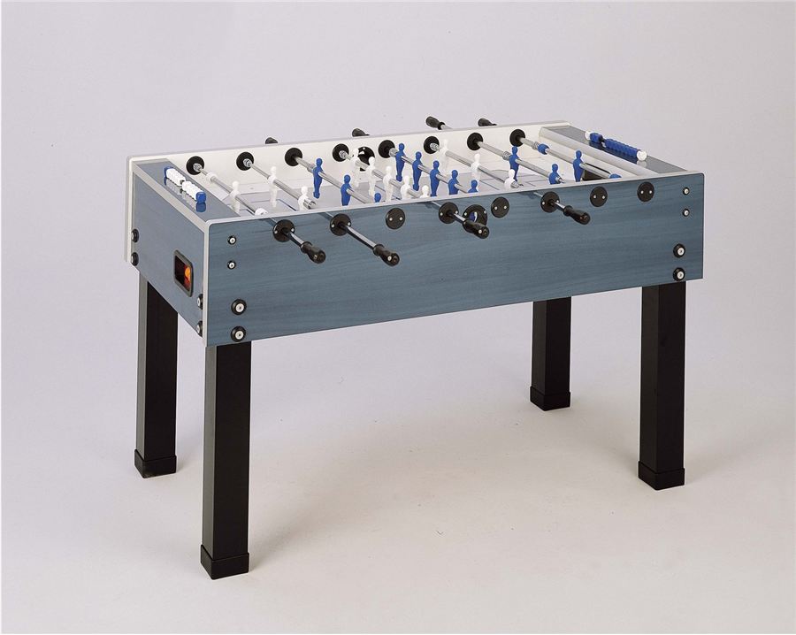 Tischkicker mit blauen und weißen Spielfiguren, schwarzem Gestell und Griffen, auf hellem Hintergrund freigestellt.