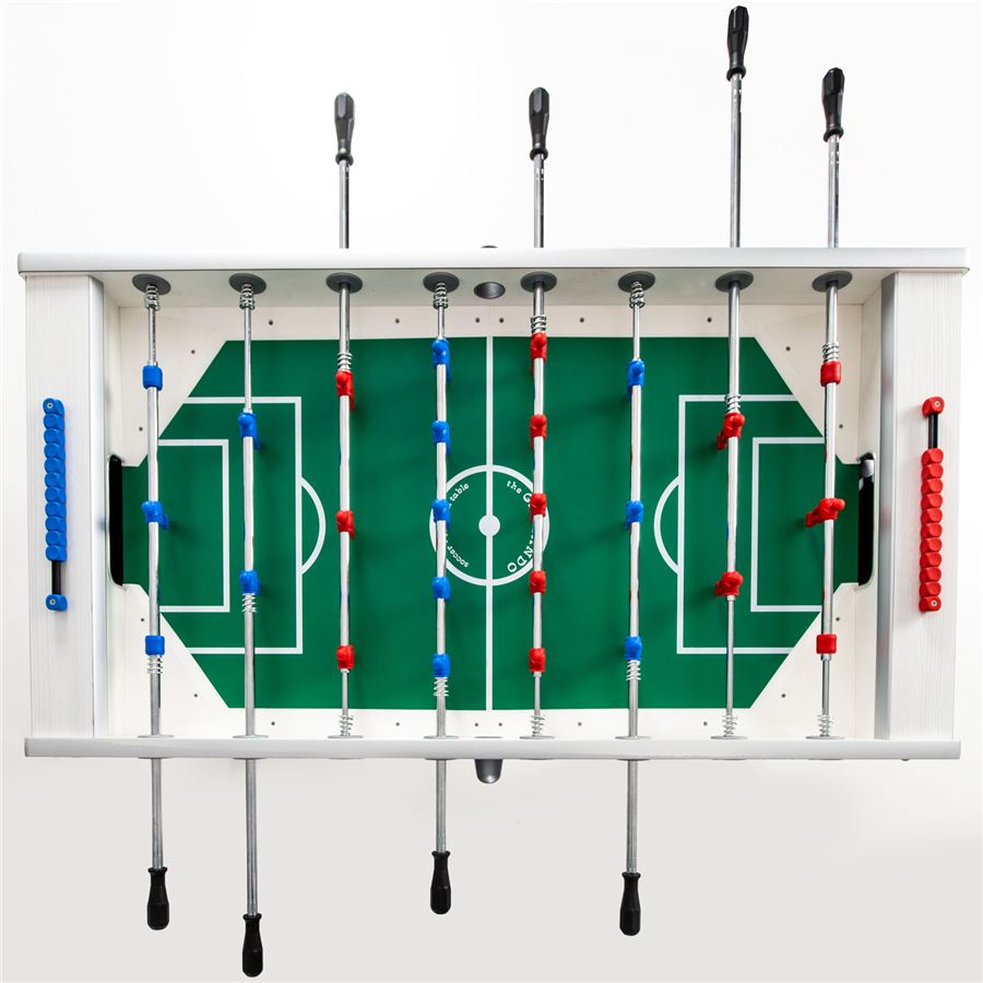 Tischfußballspiel mit grüner Spielfläche, roten und blauen Spielfiguren, schwarzen Griffen und Zählleisten an den Seiten.