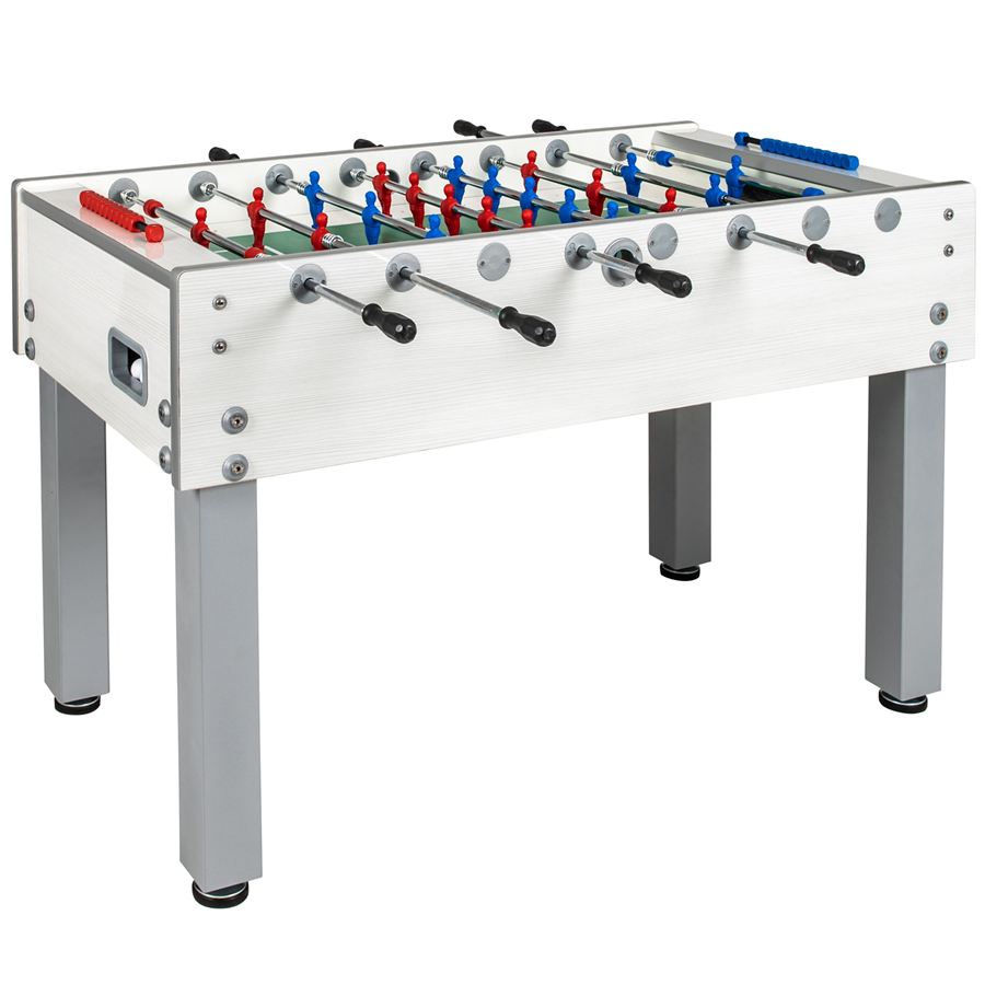 Moderner Kickertisch mit roten und blauen Spielfiguren auf einem grünen Spielfeld, stabile graue Beine.