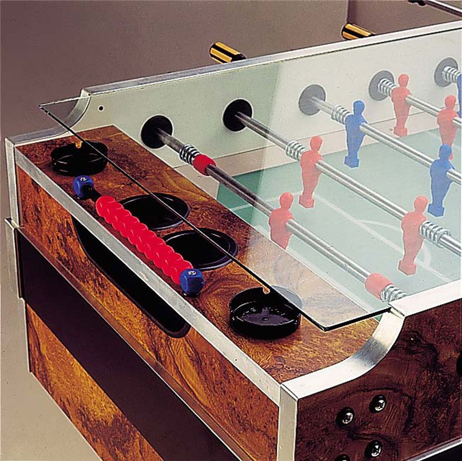 Tischfußballspiel mit roten und blauen Spielfiguren auf einem Spielfeld, umgeben von einem Holzrahmen mit Getränkehaltern.
