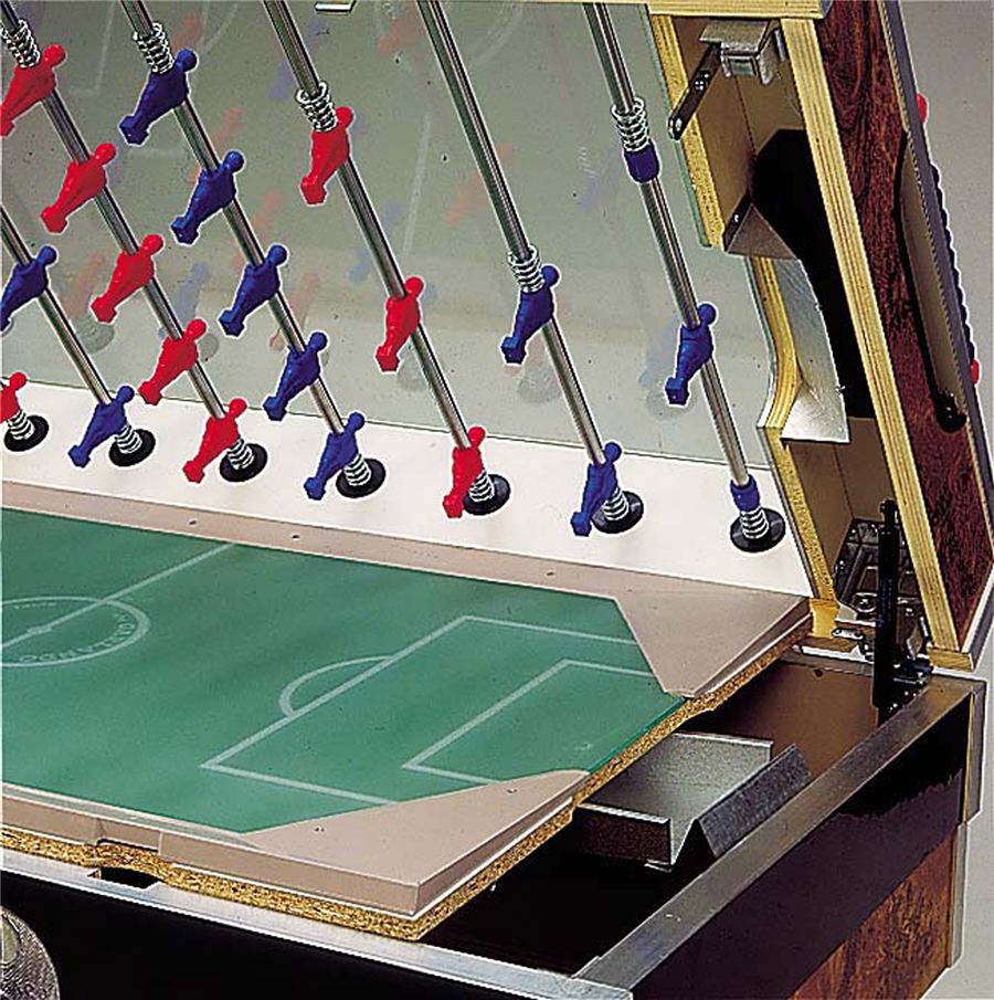 Tischfußballspiel mit roten und blauen Spielfiguren, die auf Metallstangen montiert sind, über einem grünen Spielfeld mit Torlinien.