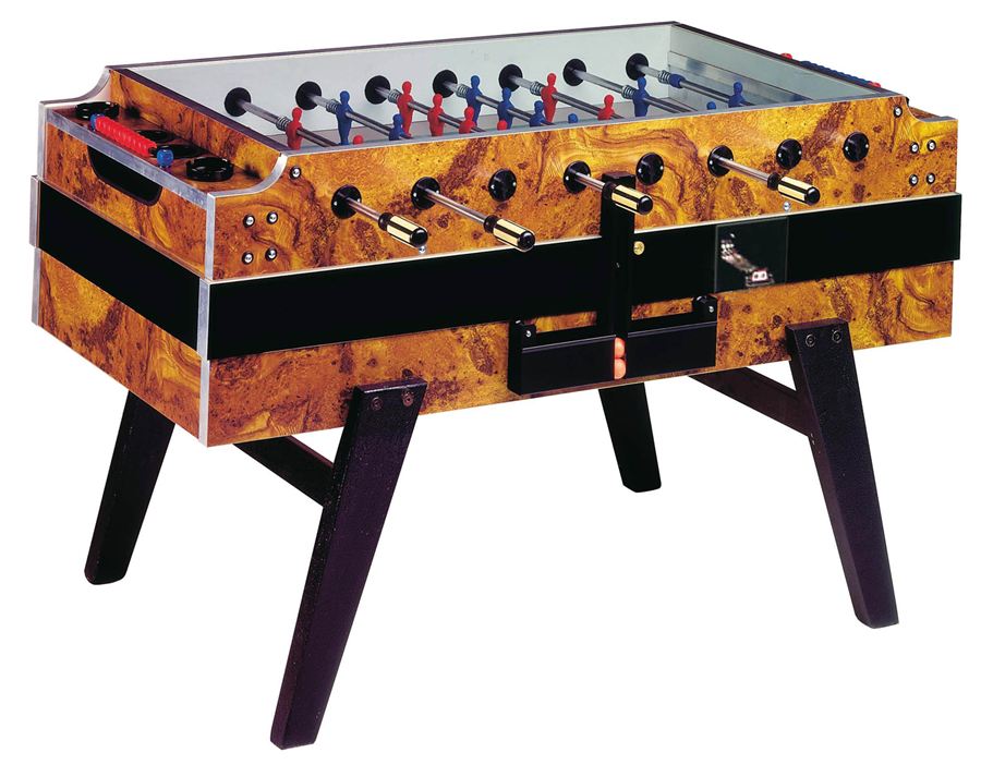 Hochwertiger Tischkicker mit Holzoptik, schwarzen Beinen und farbigen Spielfiguren auf einem grünen Spielfeld.