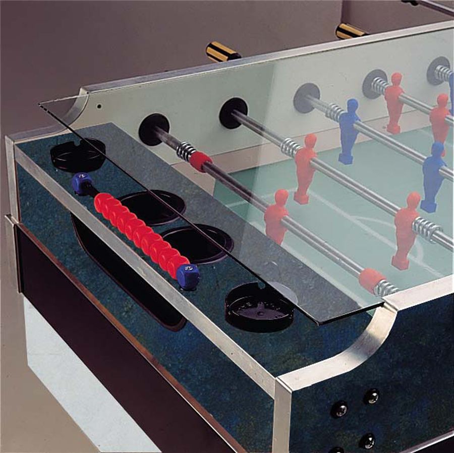 Tischfußballspiel mit roten und blauen Spielfiguren, Glasabdeckung und roten Griffen, Ansicht von oben.