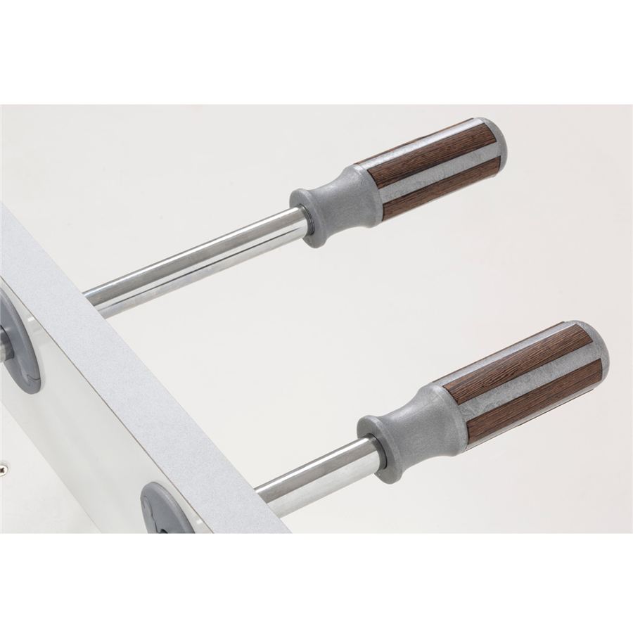 Zwei Tischkicker-Stangen mit Holzgriffen und Metallstäben ragen aus einem weißen Korpus heraus.