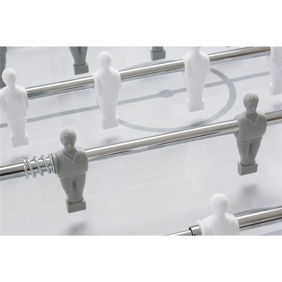 Graue und weiße Tischfußballfiguren auf einem silbernen Stangenfeld, bereit für das Spiel.