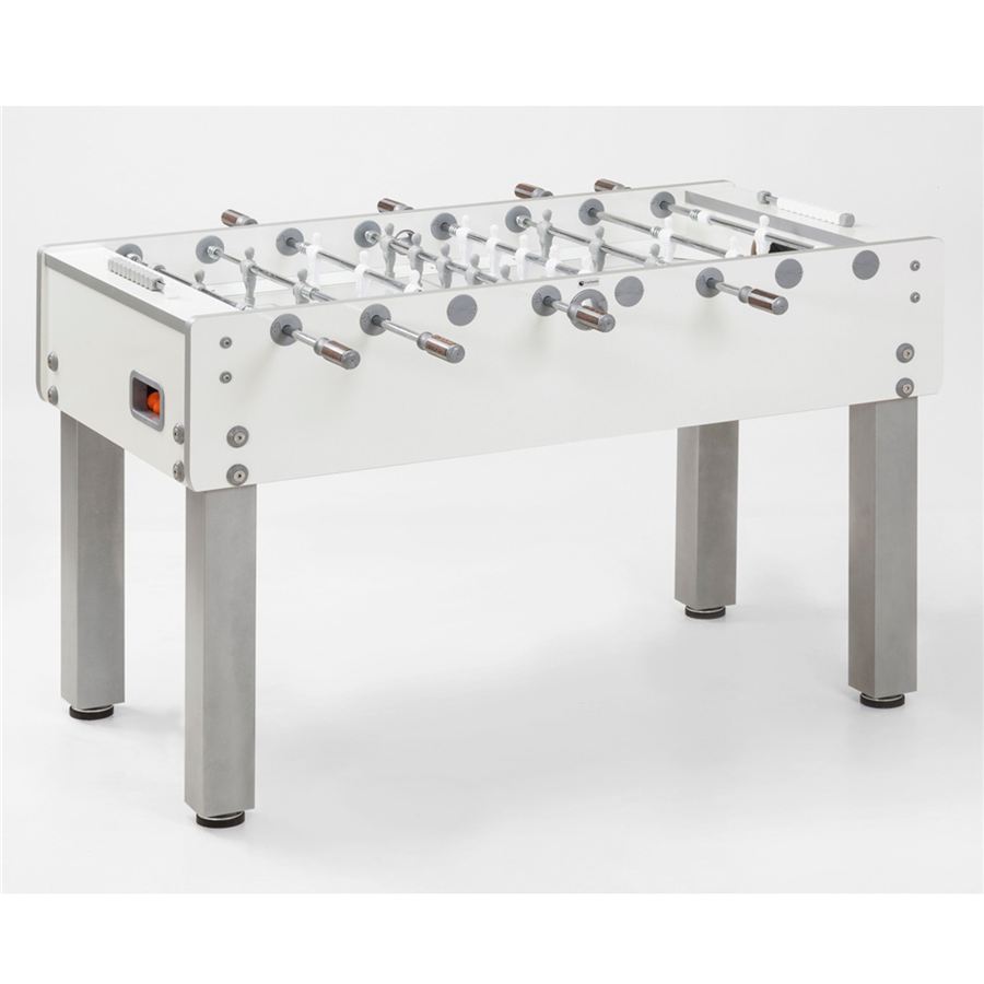 Moderner Tischkicker mit weißem Gehäuse und silbernen Beinen, ausgestattet mit Metallstangen und Spielfiguren auf einem hellen Hintergrund.