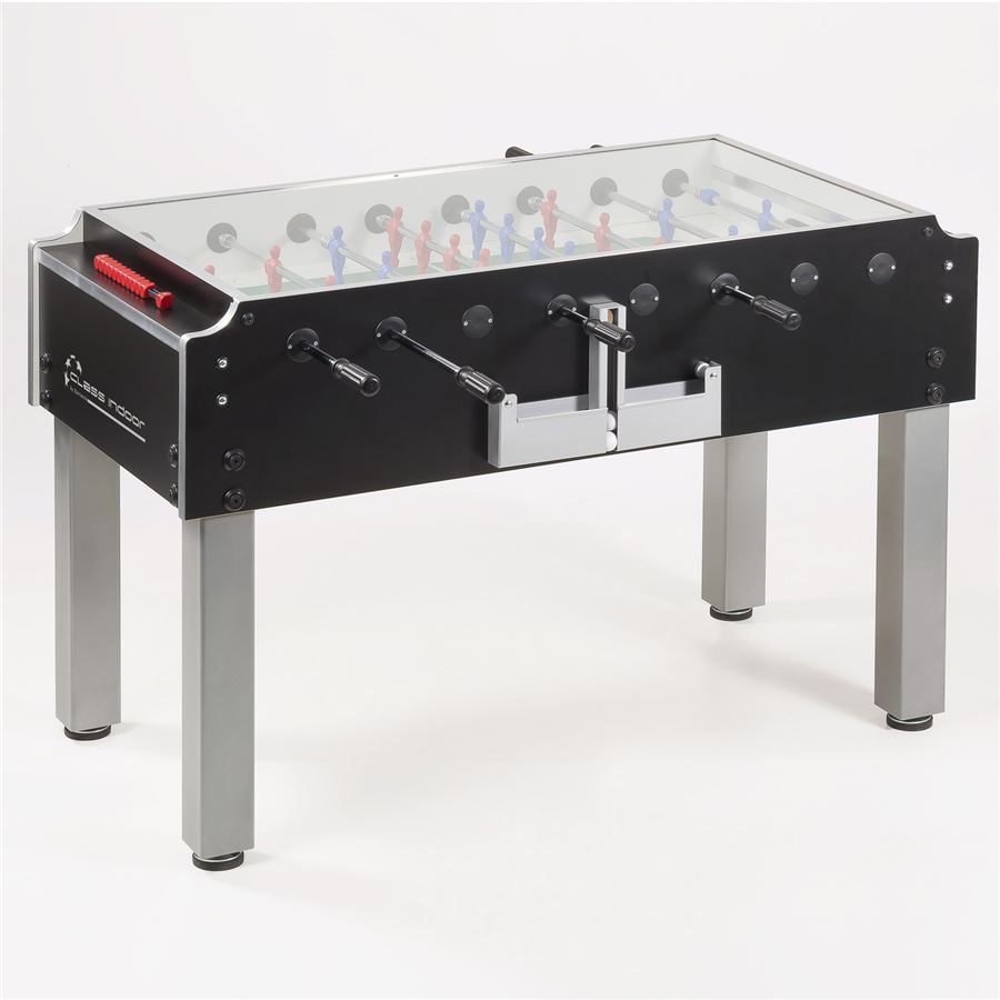 Moderner Tischkicker mit Glasabdeckung und silbernen Beinen, ausgestattet mit schwarzen Griffen und roten sowie blauen Spielfiguren.