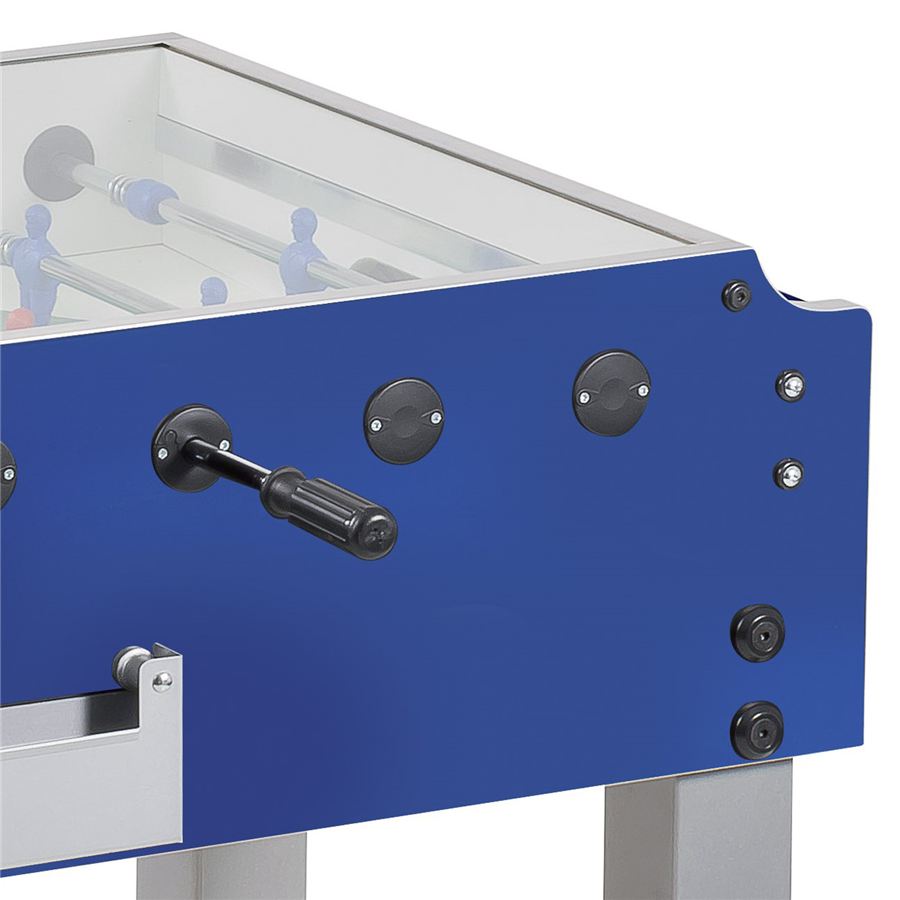 Blauer Tischkicker mit Glasabdeckung, sichtbare Spielfiguren und Griffstangen, auf stabilen Beinen montiert.