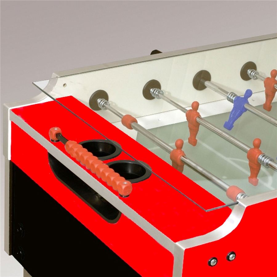 Detailaufnahme eines roten Kickertisches mit Glasabdeckung, Griffen, Becherhaltern und Spielfiguren in Rot und Blau auf den Stangen.