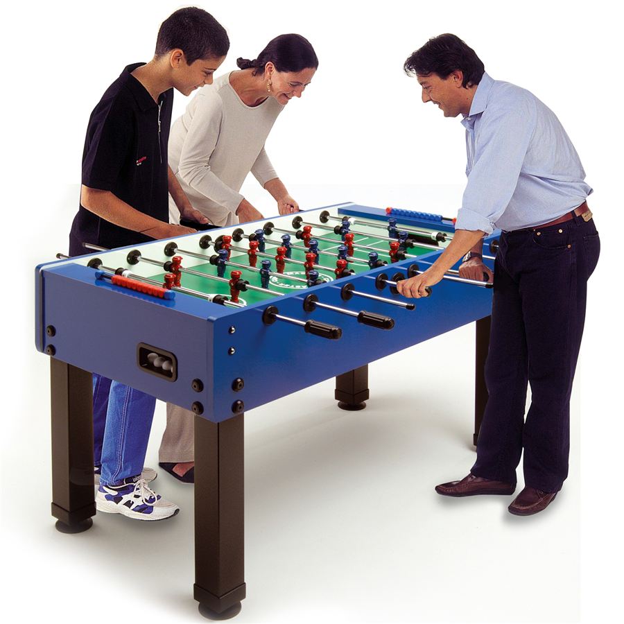 Drei Personen spielen gemeinsam an einem blauen Kickertisch, lachen und haben Spaß beim Tischfußballspiel.