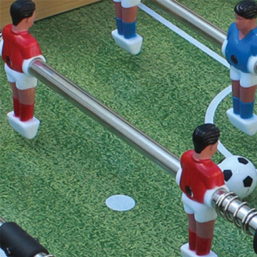 Tischkicker-Spielfiguren in Rot und Blau auf grünem Spielfeld, ein Ball liegt vor einer roten Figur.