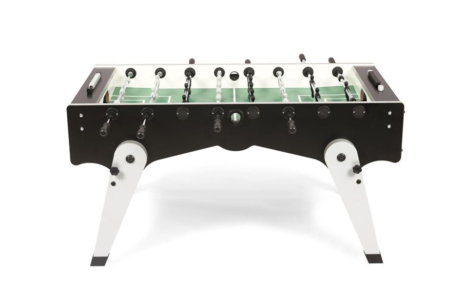 Moderner Kickertisch mit schwarzem Korpus, weißen Beinen und grünem Spielfeld, Ansicht von vorne, Stangen mit Spielfiguren.