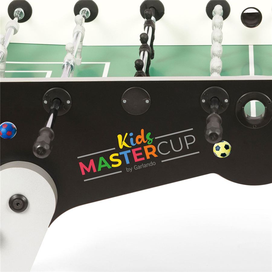 Detailansicht eines Tischkickers mit der Aufschrift "Kids Master Cup by Garlando" und bunten Fußballmotiven an der Seite.