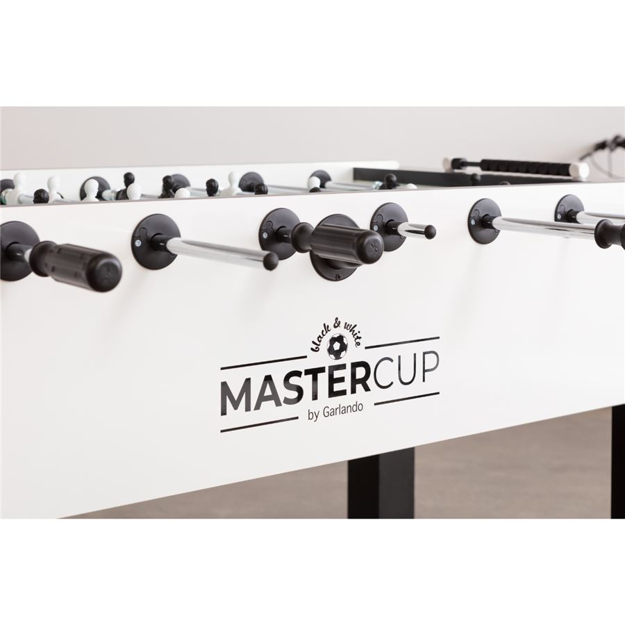 Weißer Tischkicker mit schwarzen Griffen und der Aufschrift „MasterCup by Garlando“, Detailansicht der Spielstangen.
