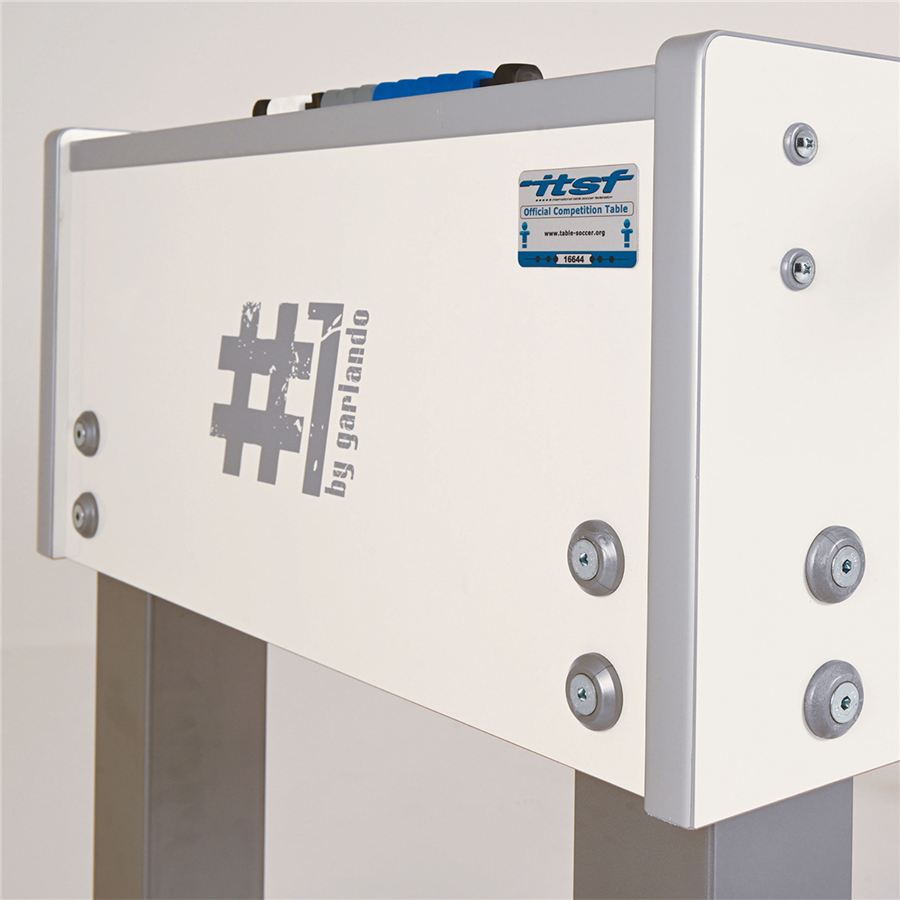 Detailansicht eines weißen Kickertisches mit der Aufschrift "#1 by garlando" und einem offiziellen ITSF-Wettkampf-Tisch-Schild.