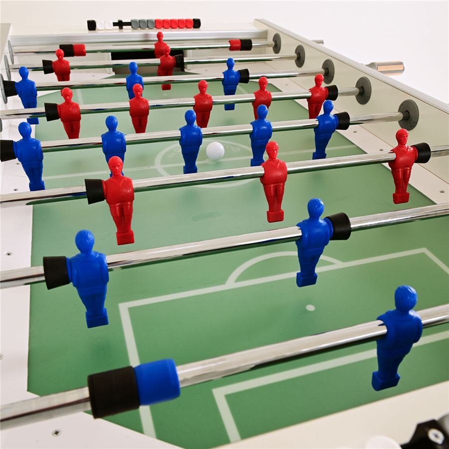 Tischkicker mit blauen und roten Spielfiguren auf grünem Spielfeld, weiße Kugel in der Mitte, Zählleisten am Rand.